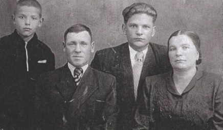 1950 с родителями.jpg 1950 с родителями.jpg