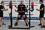 Успешные выступления на соревнованиях по пауэрлифтингу